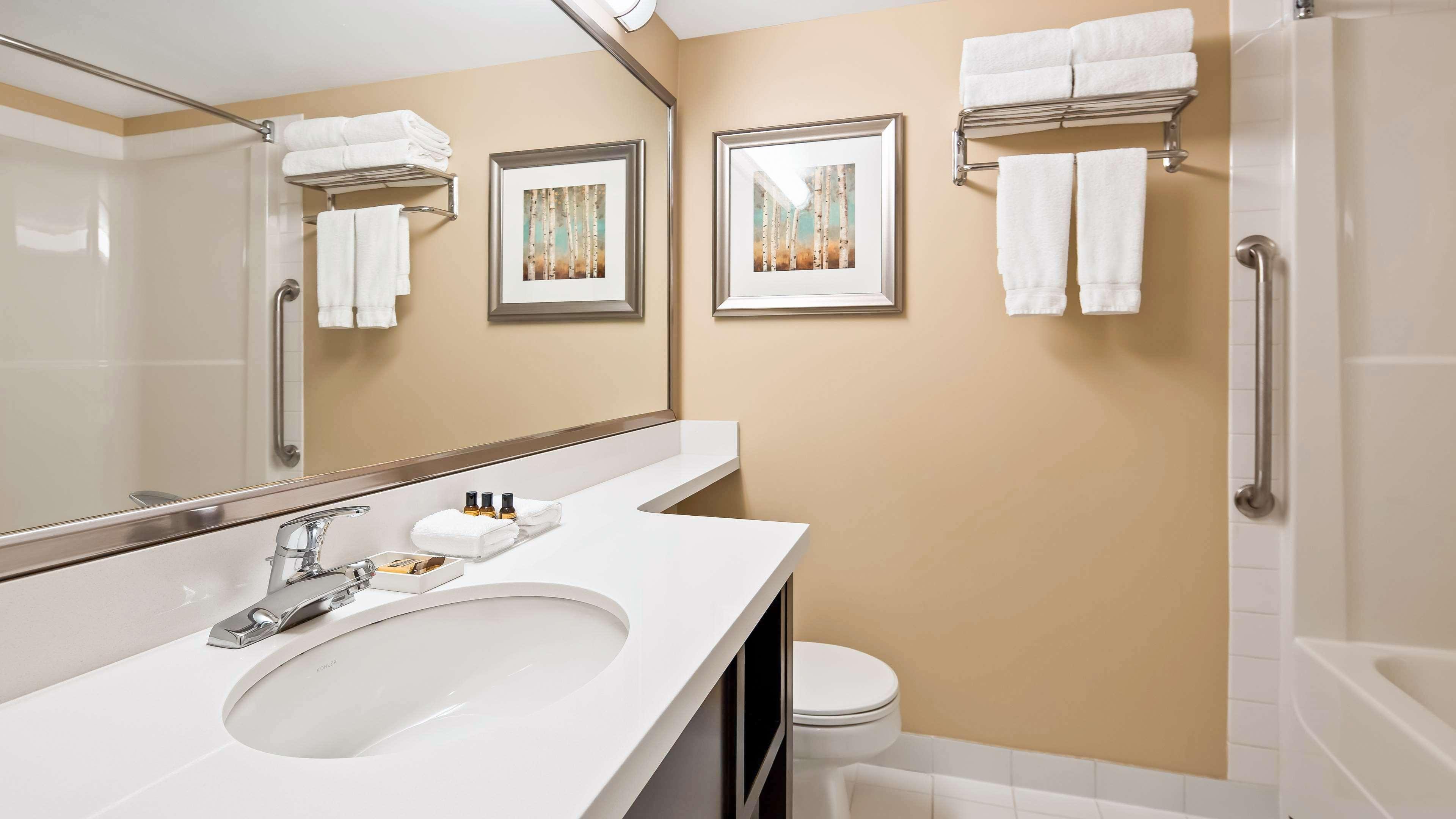 Best Western Plus Winnipeg Airport Hotel Esterno foto