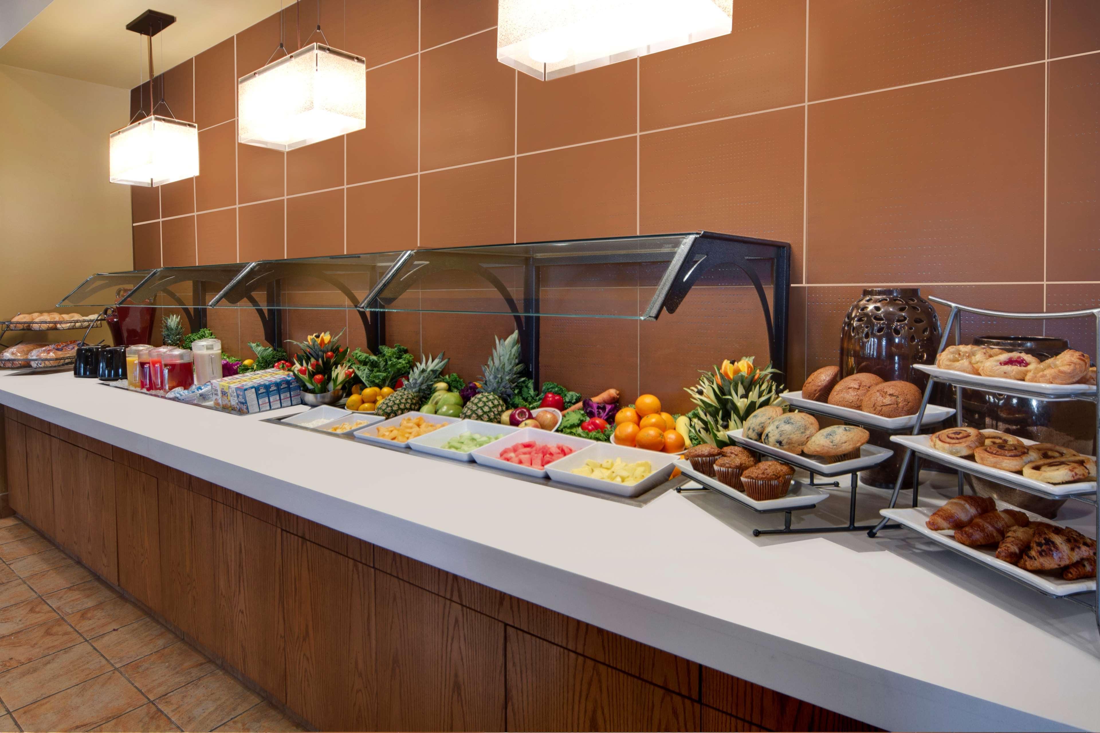 Best Western Plus Winnipeg Airport Hotel Esterno foto